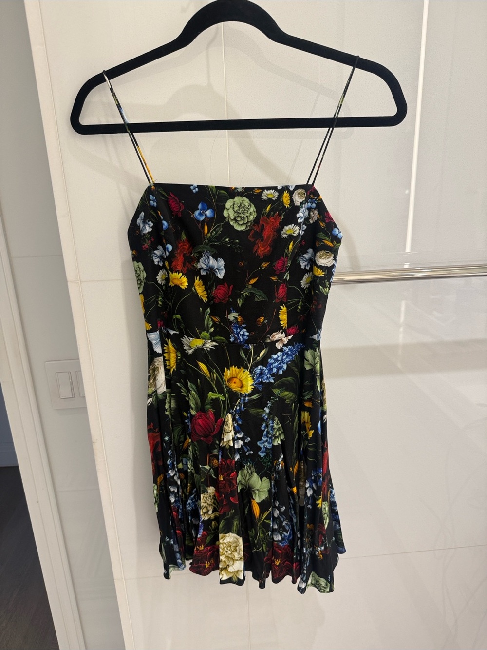 Alice and Olivia Slip Dress in Black with Multicolor Bloom Print NWT size 0 - Picture 2 of 4